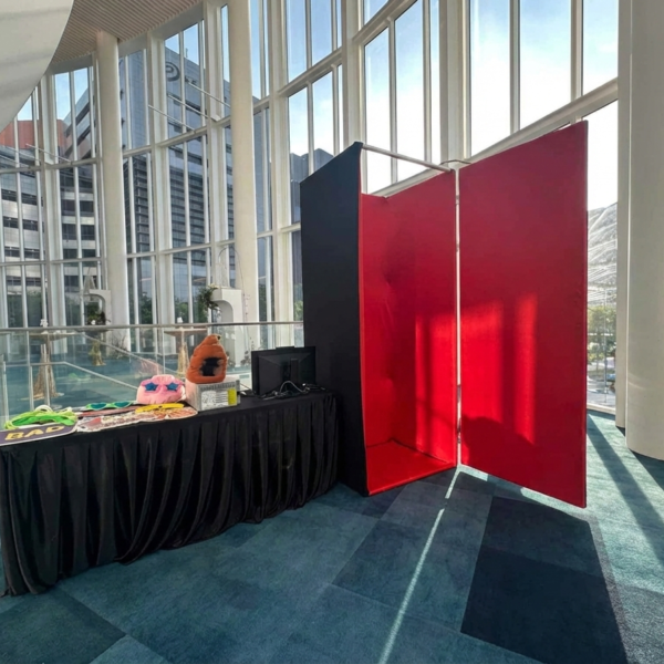 skyline-high-angle-photo-booth-0.5x-fashion-look